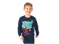 Bambino sorridente in tuta blu navy con stampa di supereroi.