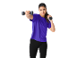 Donna in maglietta viola e leggings neri si allena con manubri.