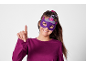 Bambina con maschera da gatto di Halloween e maglietta viola a maniche lunghe, che indica.