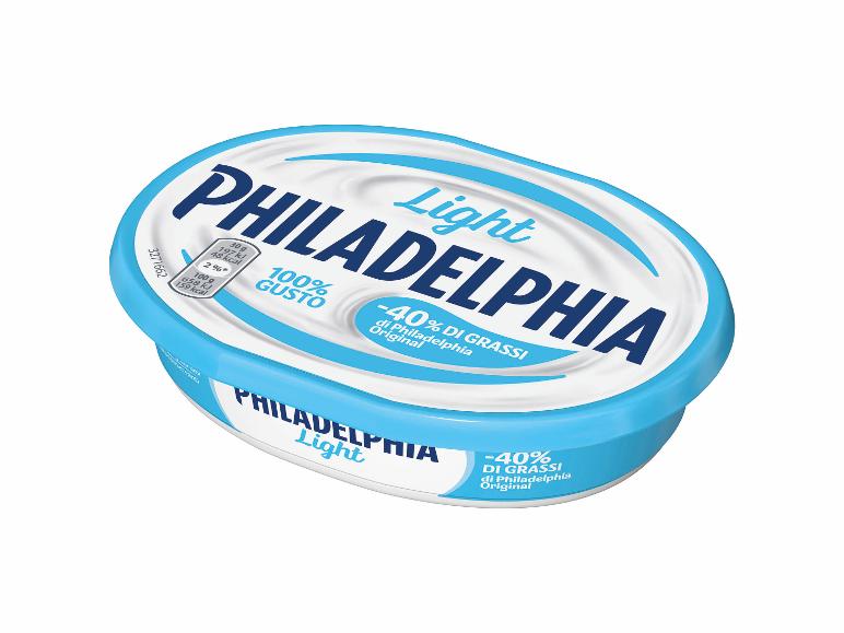 Formaggio spalmabile in confezione azzurra e bianca con scritte 'Light' e '-40% DI GRASSI'.
