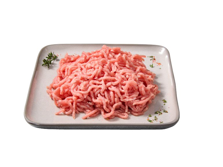 Carne macinata di maiale e manzo su un piatto con erbe