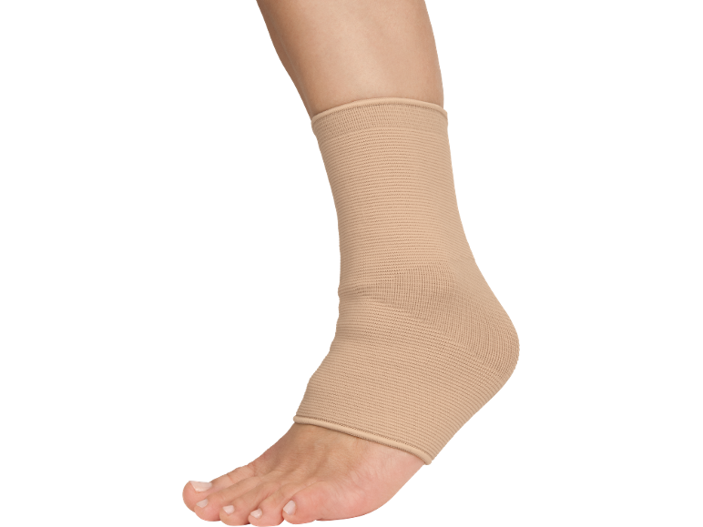 Caviglia con tutore di supporto beige su sfondo nero