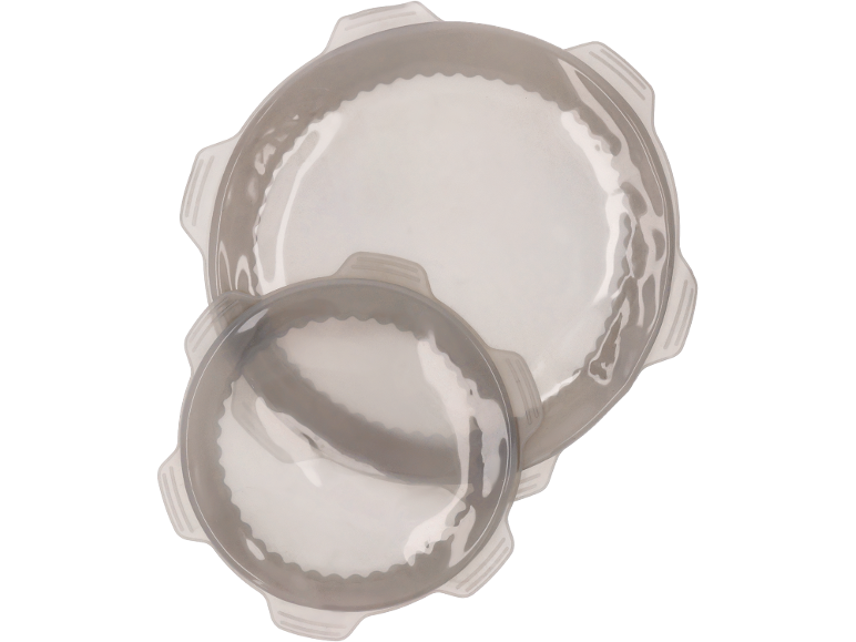 Due stampi rotondi in silicone per dolci, uno più grande dell'altro, su sfondo nero.