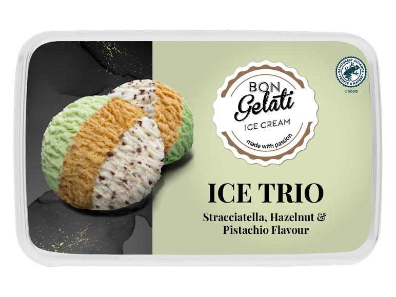 Gelato trio ai gusti stracciatella, nocciola e pistacchio in un contenitore.