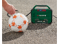 Uomo che gonfia un pallone da calcio con un compressore d'aria portatile.