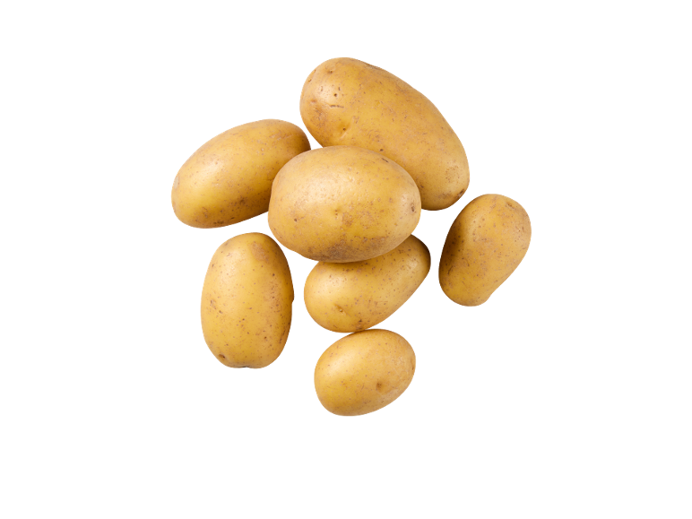 Un mucchio di patate fresche a buccia gialla su sfondo nero.