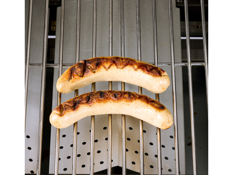 Due salsicce grigliate su una griglia.