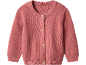 Cardigan rosa in maglia per neonati con bottoni in legno.