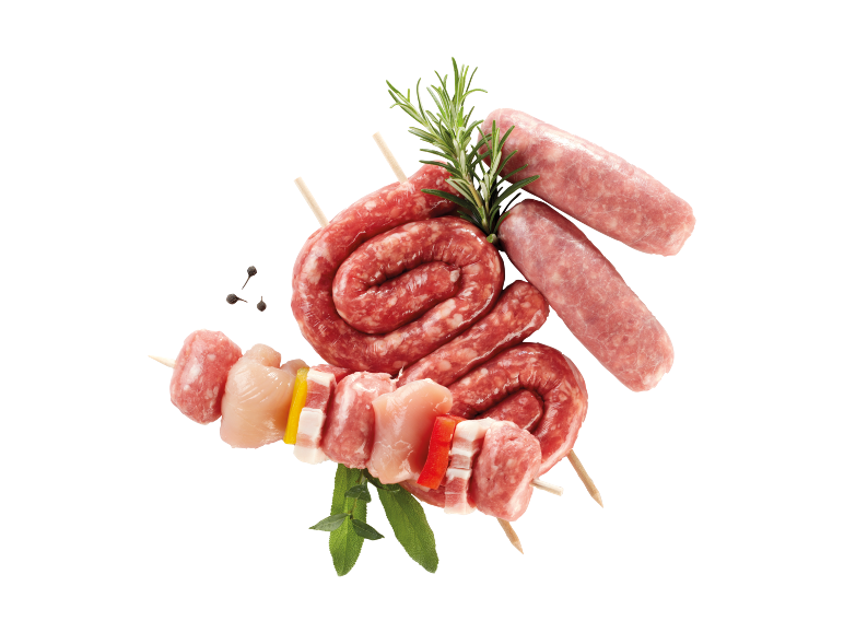 Spiedini di carne cruda e salsicce con rosmarino e spezie.