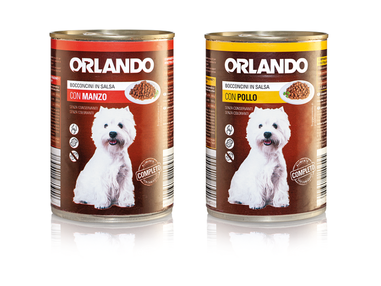 Lattine di cibo per cani con bocconcini in salsa di manzo e pollo.