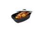 Pollo arrosto in una teglia da forno con coperchio in vetro