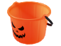 Secchio arancione di Halloween con faccia di zucca intagliata e manico nero.