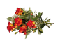 Mazzo di rose rosse e arancioni con foglie verdi e piccoli fiori bianchi.