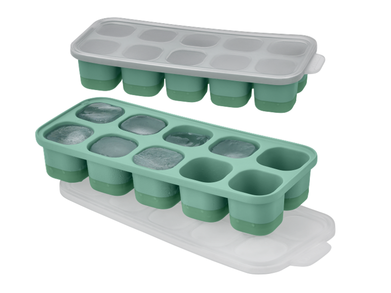 Due vassoi per cubetti di ghiaccio color menta con coperchi, uno pieno di ghiaccio.