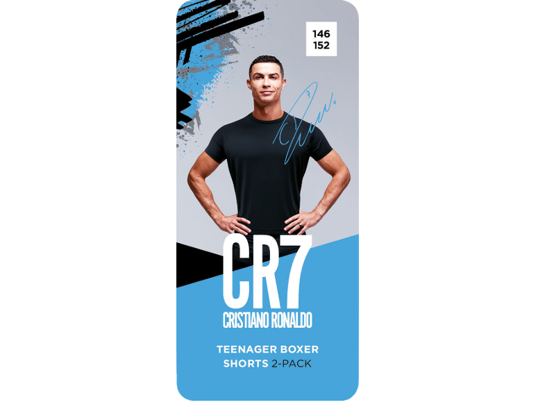 Calciatore in maglietta nera, con logo CR7 e testo 'TEENAGER BOXER SHORTS 2-PACK'.