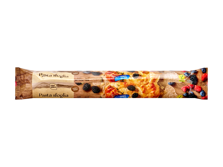 Pasta sfoglia confezionata con un design in legno, con frutti di bosco e una sfoglia cotta.