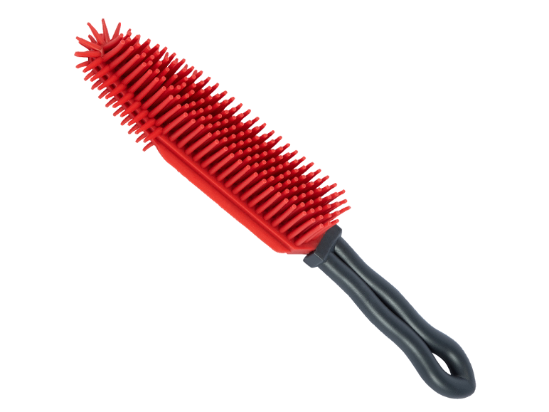 Spazzola in silicone rossa con setole per la pulizia o il pelo di animali domestici, con manico grigio.