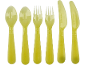 Set di posate in plastica gialla che include cucchiai, forchette e coltelli.