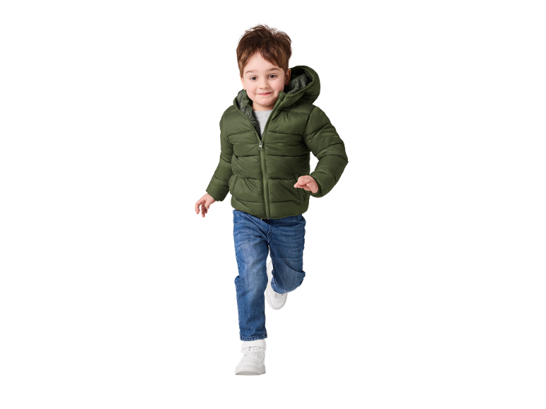 Bambino con giacca imbottita verde e jeans blu che corre
