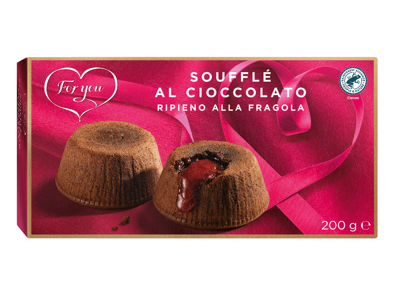 Soufflé al cioccolato con ripieno alla fragola, decorati con nastri e la scritta 