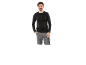 Uomo che indossa una maglietta nera a maniche lunghe e pantaloni da lavoro grigi.