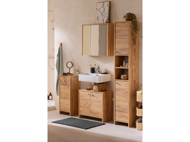 Bagno moderno con mobili in legno, lavabo bianco e mobile a specchio con tre ante.