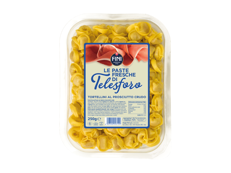 Pasta fresca all'uovo con ripieno di prosciutto crudo in vassoio di plastica trasparente.