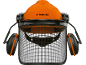 Casco di sicurezza arancione con visiera a rete e cuffie antirumore.