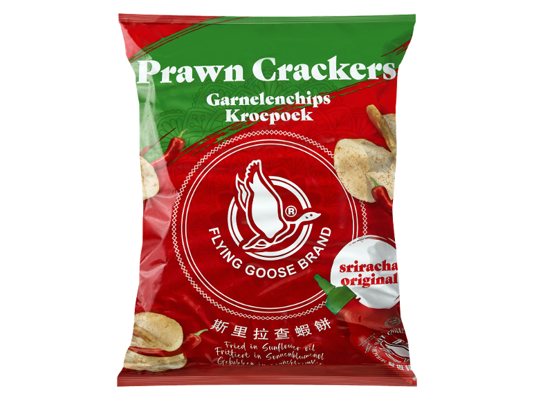 Confezione rossa e verde di cracker di gamberi con salsa sriracha.