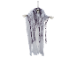 Scheletro fantasma appeso con occhi rossi e tessuto bianco e viola strappato per Halloween.