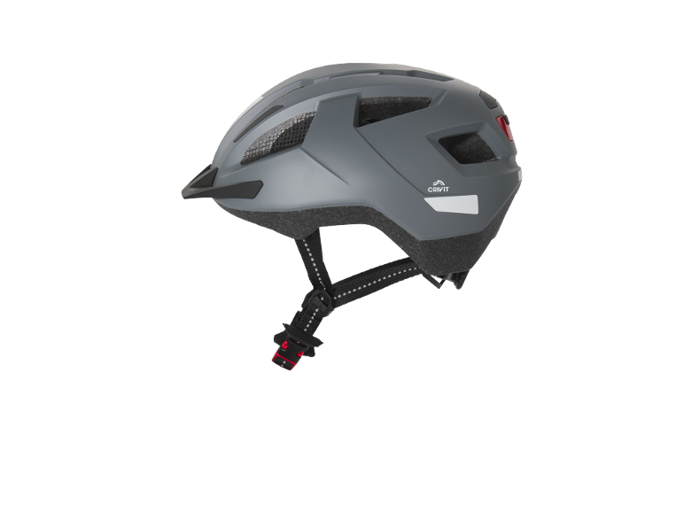 Casco da bicicletta grigio con visiera e luce posteriore rossa.