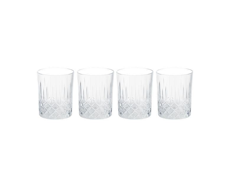 Quattro bicchieri da whisky in vetro tagliato con motivo a rombi.