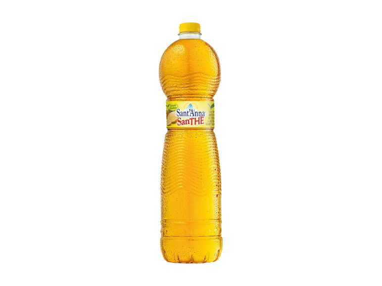 Una grande bottiglia di tè freddo al limone, coperta di condensa, su sfondo bianco.