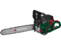 Motosega verde con impugnatura nera e barra argentata su sfondo nero.