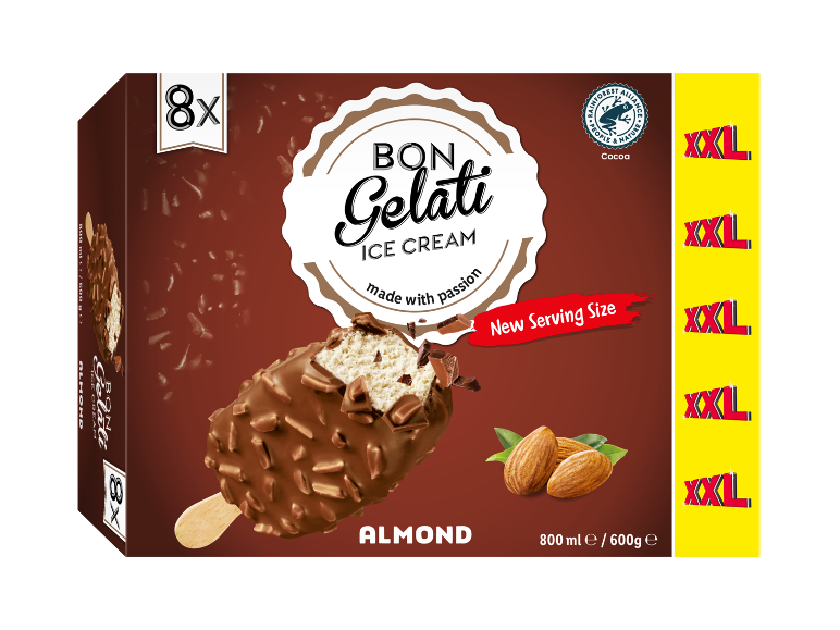 Confezione da 8 gelati alle mandorle su stecco, con la scritta „New Serving Size” e „XXL”.