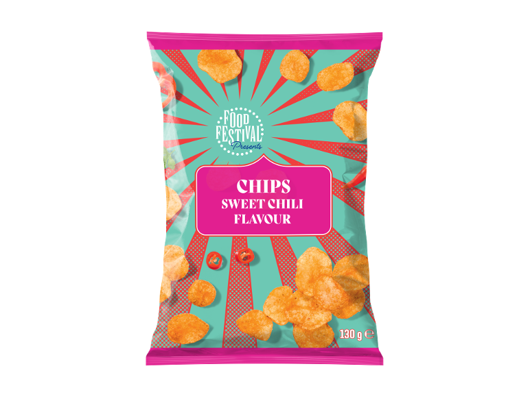 Confezione di patatine al gusto di peperoncino dolce con patatine sparse e peperoncini rossi.