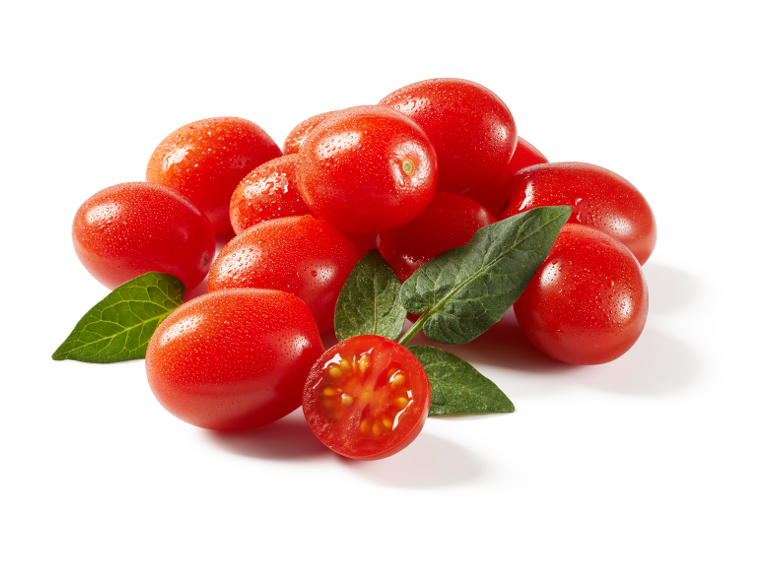 Pomodorini ciliegino rossi freschi con foglie verdi e goccioline d'acqua.