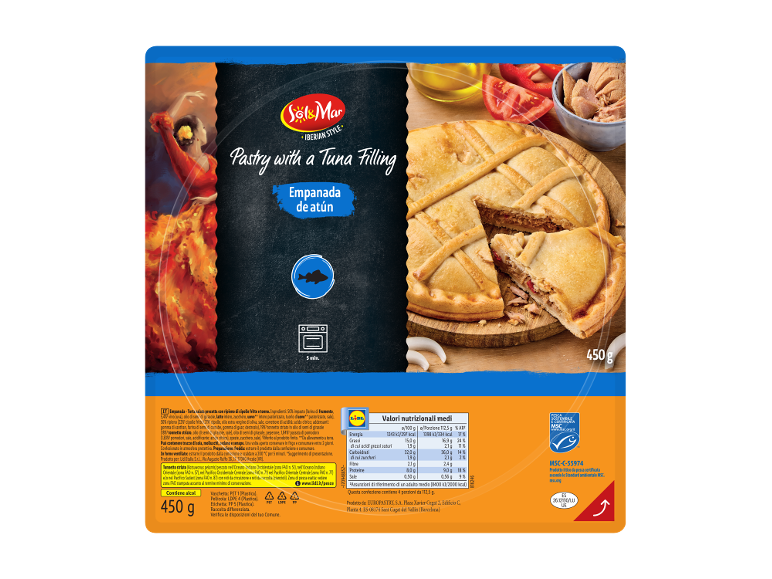 Confezione di empanada di tonno in stile iberico, con ballerina e piatto preparato.