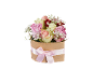 Mazzo di rose di vari colori con gypsophila in una scatola di cartone con un nastro rosa.
