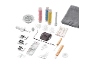 Kit di accessori per cucito, inclusi fili colorati, piedini e aghi.