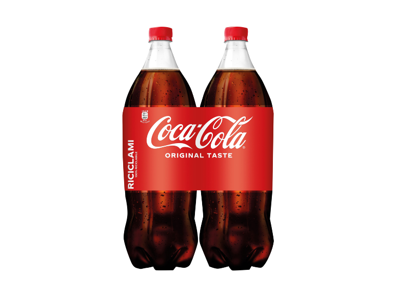 Due bottiglie di bevanda cola con etichetta rossa, con testo 'RICICLAMI 100% RICICLABILE'.