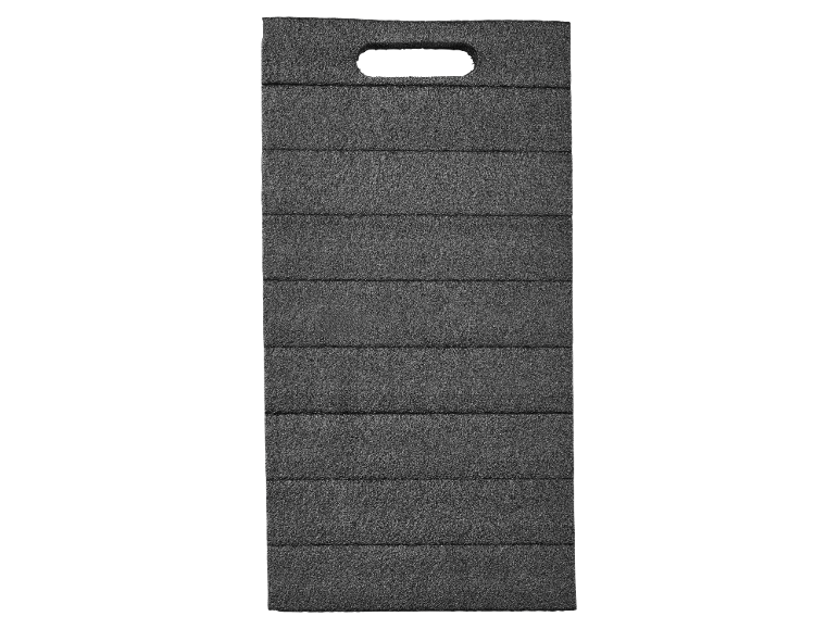 Cuscino in feltro grigio con maniglia, piegato in sette strati.