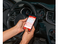 Una persona in auto tiene uno smartphone con un'applicazione di diagnostica auto.