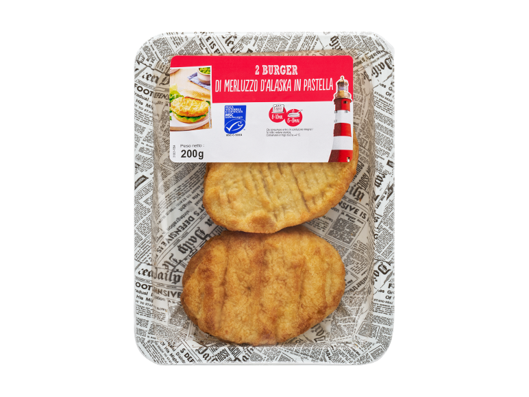 Due burger di merluzzo d'Alaska impanati, pronti da mangiare, con certificazione di pesca sostenibile.