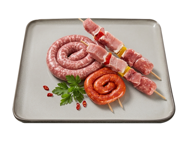 Spiedini di carne e salsicce a spirale con prezzemolo e peperoncini su un piatto.