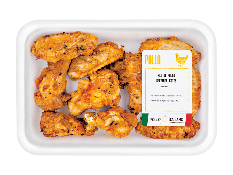 Vassoio di ali di pollo speziate cotte con etichetta