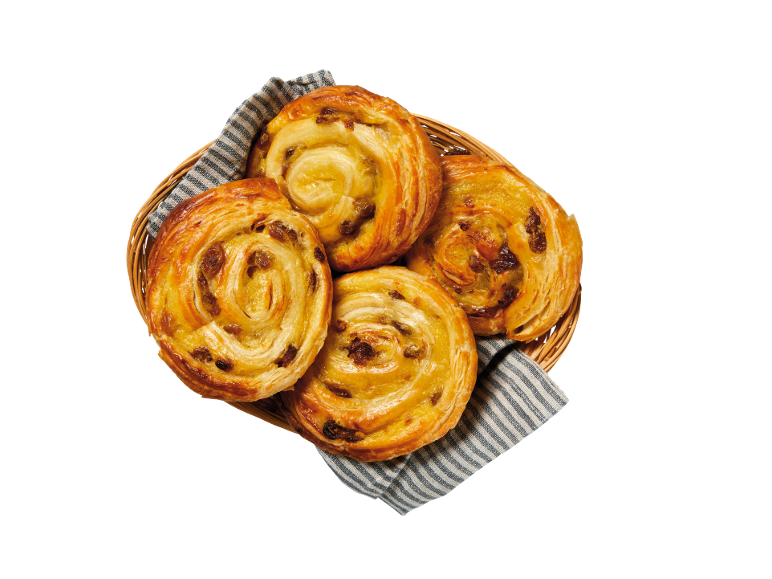 Cesto con quattro girelle di pasta sfoglia con uvetta e crema, su un panno a righe.