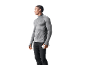 Uomo in maglia sportiva grigia a maniche lunghe e pantaloni neri, con borraccia.