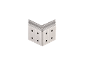 Staffe angolari metalliche impilate con fori, su sfondo nero.