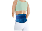 Donna con fascia lombare di supporto blu e top sportivo verde chiaro.